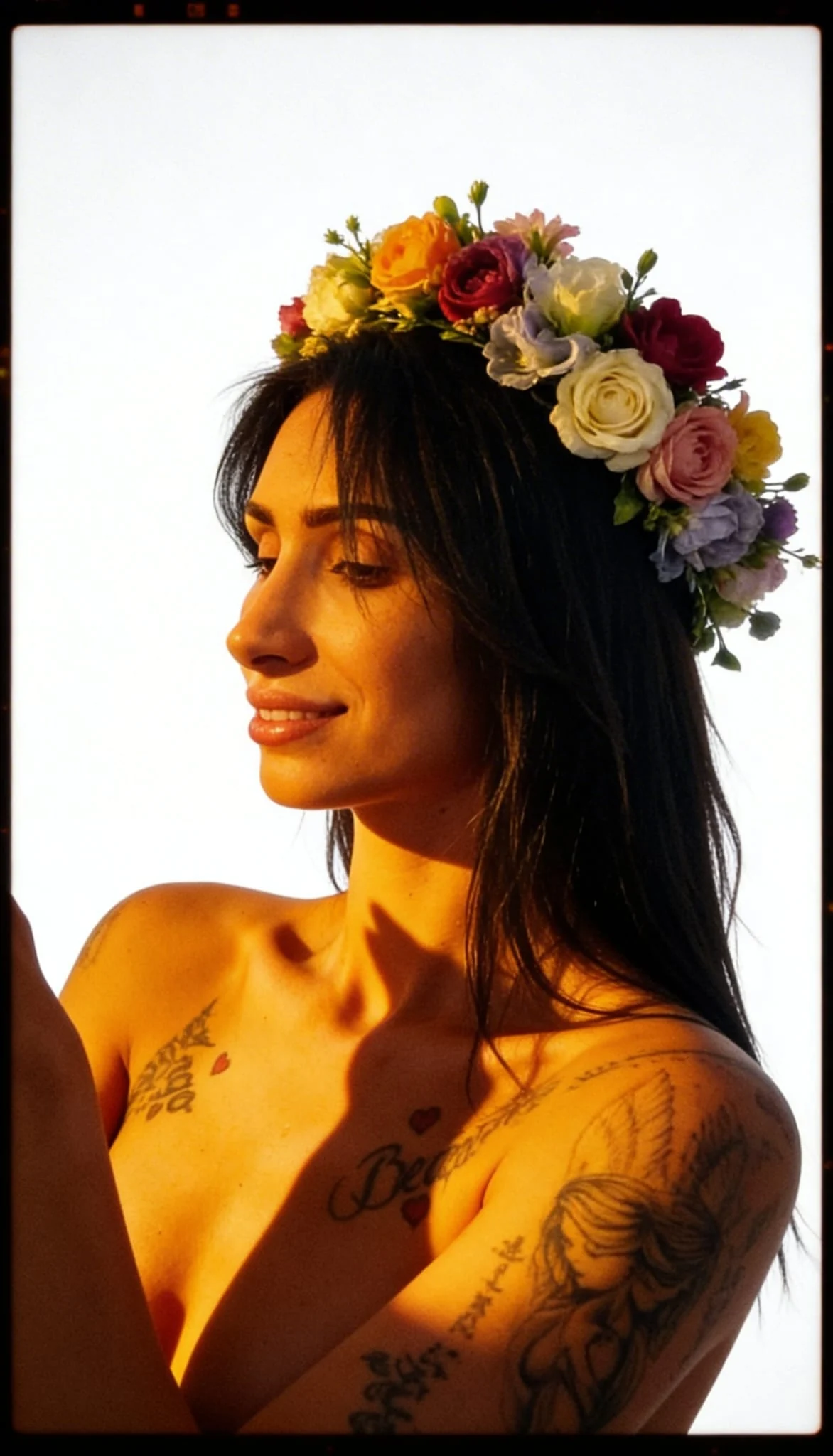 Portret Aura cu coroană florală multicoloră, lumină caldă și textură cinematografică de film.