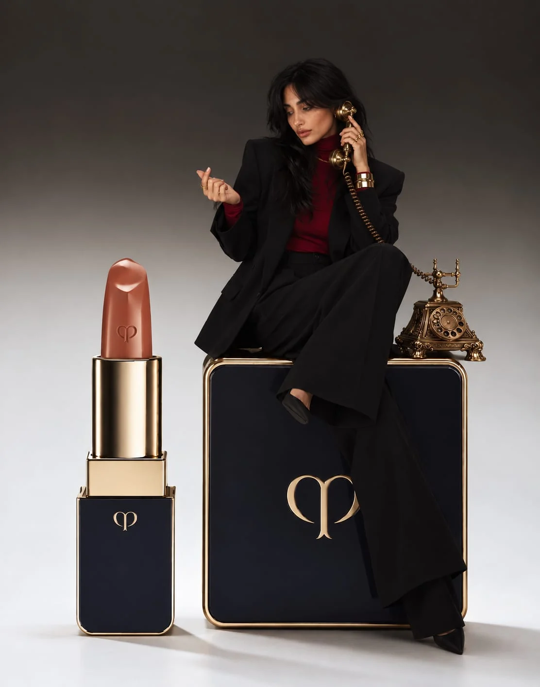 Campanie beauty Aura cu ruj supradimensionat, telefon vintage și styling negru cu burgundy și auriu.